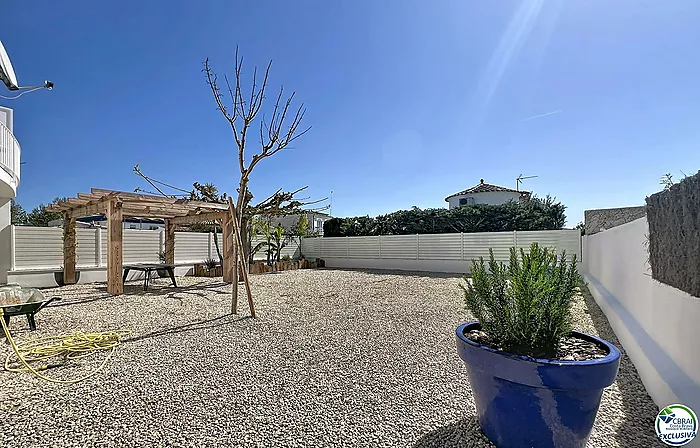 Casa renovada con 5 habitaciones y licencia turística en Empuriabrava, sector Peni.