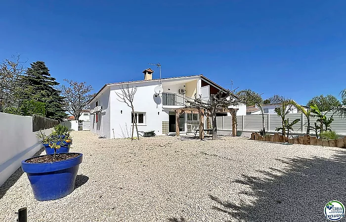 Casa renovada con 5 habitaciones y licencia turística en Empuriabrava, sector Peni.
