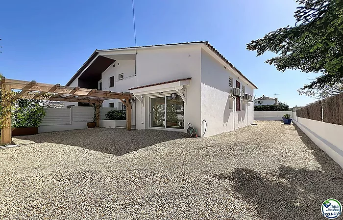 Casa renovada con 5 habitaciones y licencia turística en Empuriabrava, sector Peni.