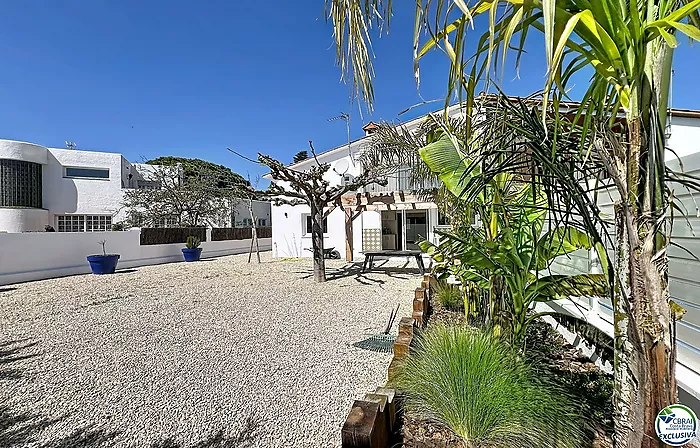 Casa renovada con 5 habitaciones y licencia turística en Empuriabrava, sector Peni.