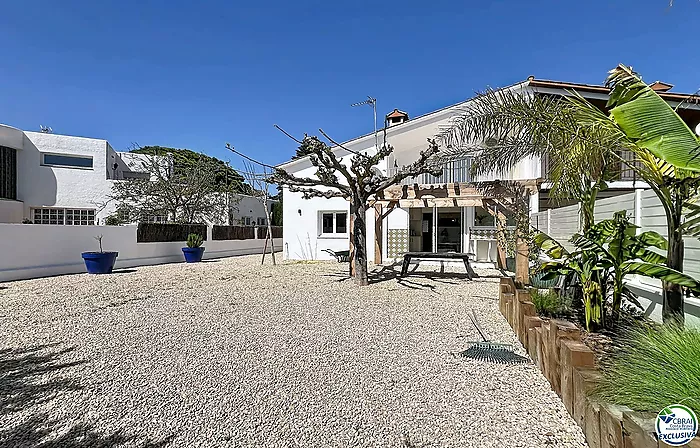 Casa renovada con 5 habitaciones y licencia turística en Empuriabrava, sector Peni.
