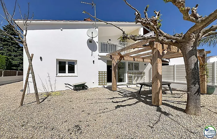 Casa renovada con 5 habitaciones y licencia turística en Empuriabrava, sector Peni.