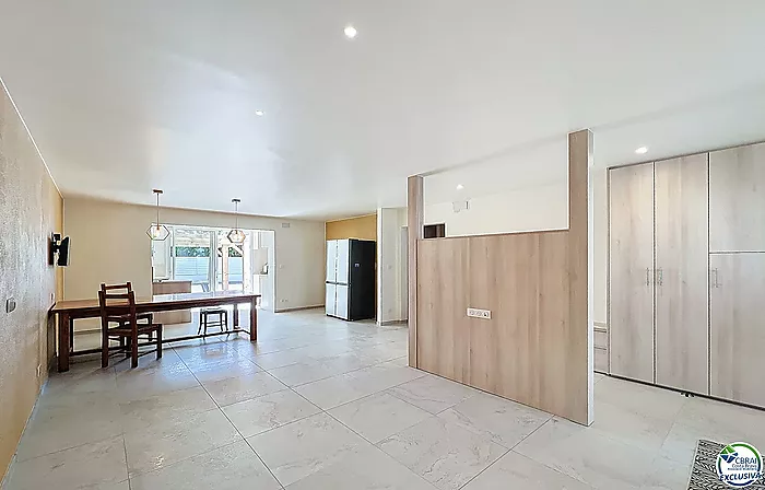 Casa renovada con 5 habitaciones y licencia turística en Empuriabrava, sector Peni.
