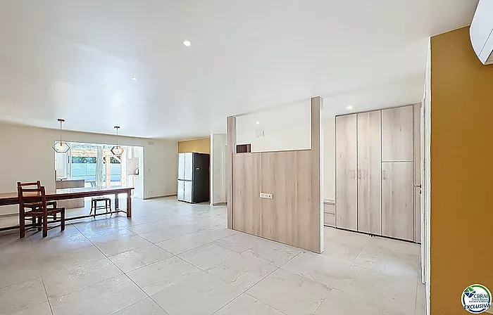 Casa renovada con 5 habitaciones y licencia turística en Empuriabrava, sector Peni.