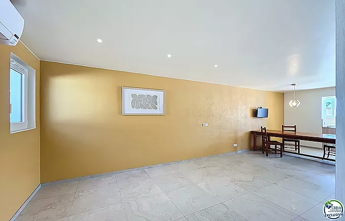Casa renovada con 5 habitaciones y licencia turística en Empuriabrava, sector Peni.