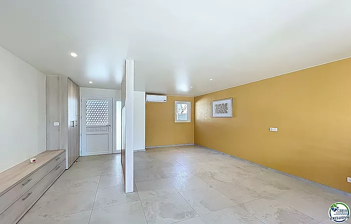 Casa renovada con 5 habitaciones y licencia turística en Empuriabrava, sector Peni.
