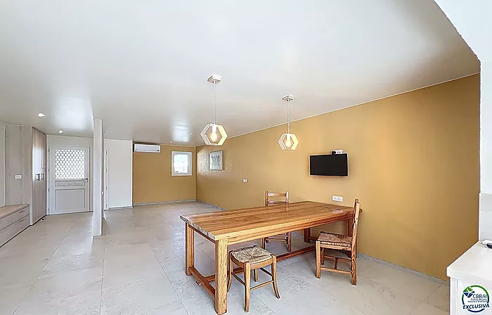 Casa renovada con 5 habitaciones y licencia turística en Empuriabrava, sector Peni.