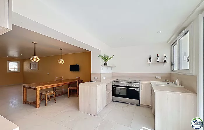 Casa renovada con 5 habitaciones y licencia turística en Empuriabrava, sector Peni.