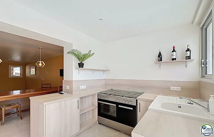 Casa renovada con 5 habitaciones y licencia turística en Empuriabrava, sector Peni.