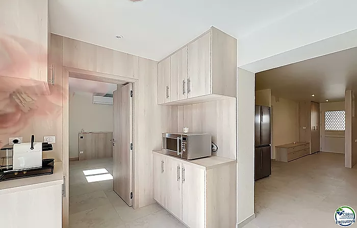 Casa renovada con 5 habitaciones y licencia turística en Empuriabrava, sector Peni.