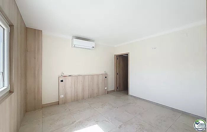 Casa renovada con 5 habitaciones y licencia turística en Empuriabrava, sector Peni.