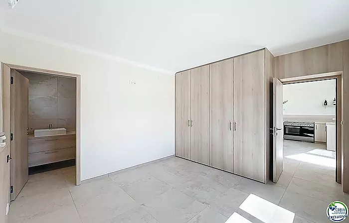 Casa renovada con 5 habitaciones y licencia turística en Empuriabrava, sector Peni.