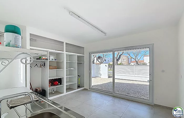 Casa renovada con 5 habitaciones y licencia turística en Empuriabrava, sector Peni.
