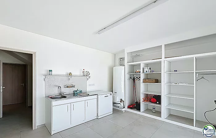 Casa renovada con 5 habitaciones y licencia turística en Empuriabrava, sector Peni.