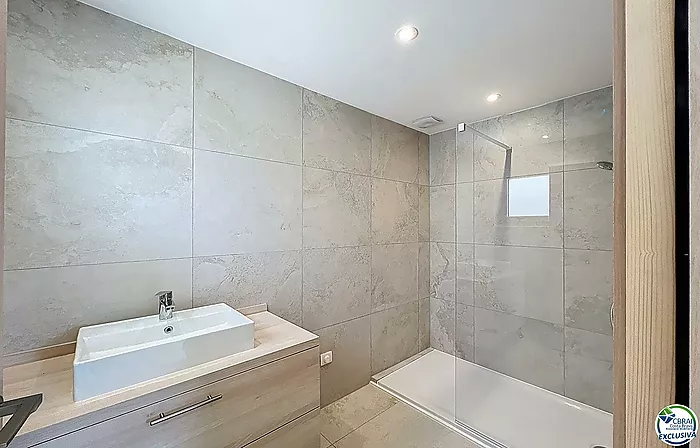 Casa renovada con 5 habitaciones y licencia turística en Empuriabrava, sector Peni.