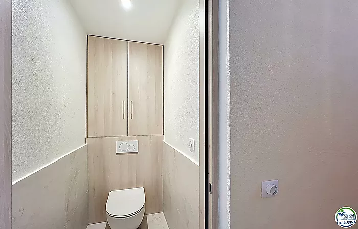 Casa renovada con 5 habitaciones y licencia turística en Empuriabrava, sector Peni.