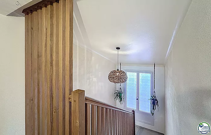 Casa renovada con 5 habitaciones y licencia turística en Empuriabrava, sector Peni.
