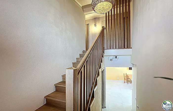 Casa renovada con 5 habitaciones y licencia turística en Empuriabrava, sector Peni.