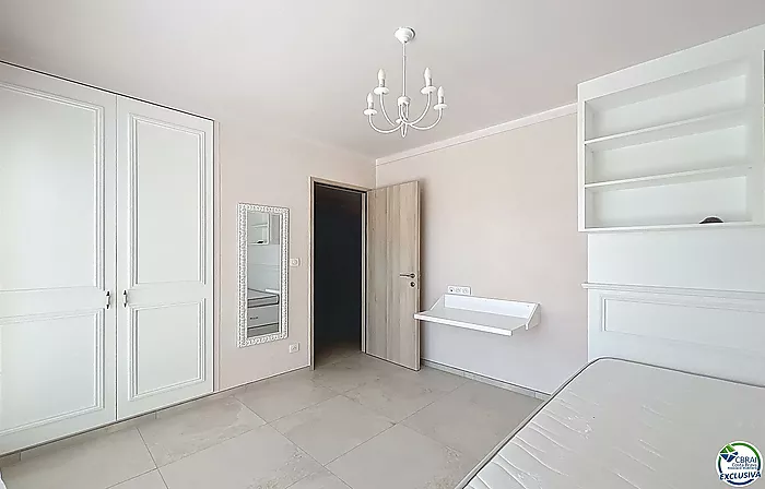 Casa renovada con 5 habitaciones y licencia turística en Empuriabrava, sector Peni.