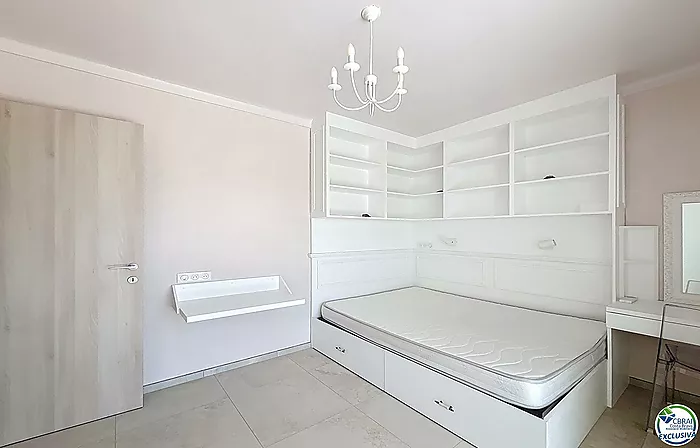 Casa renovada con 5 habitaciones y licencia turística en Empuriabrava, sector Peni.