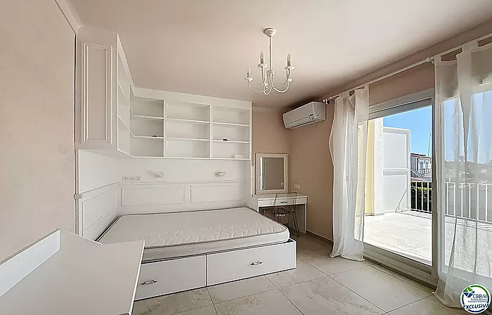 Casa renovada con 5 habitaciones y licencia turística en Empuriabrava, sector Peni.