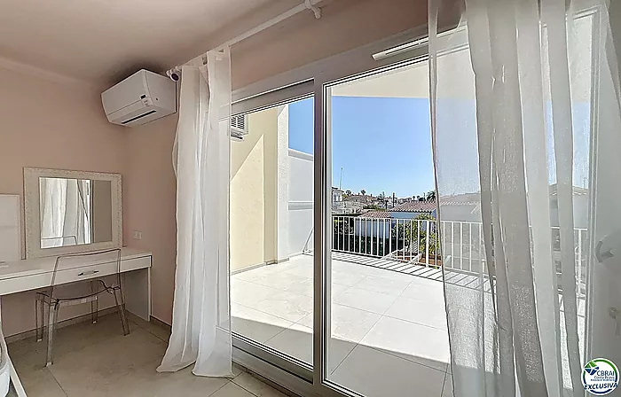 Casa renovada con 5 habitaciones y licencia turística en Empuriabrava, sector Peni.