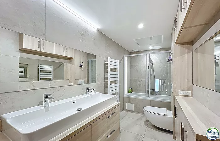 Casa renovada con 5 habitaciones y licencia turística en Empuriabrava, sector Peni.