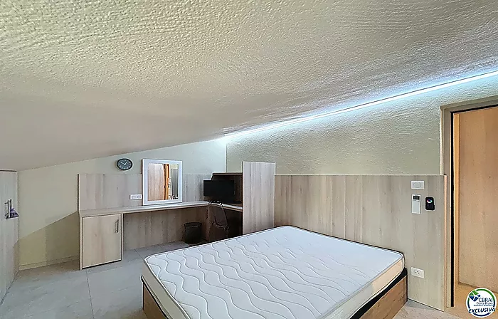 Casa renovada con 5 habitaciones y licencia turística en Empuriabrava, sector Peni.