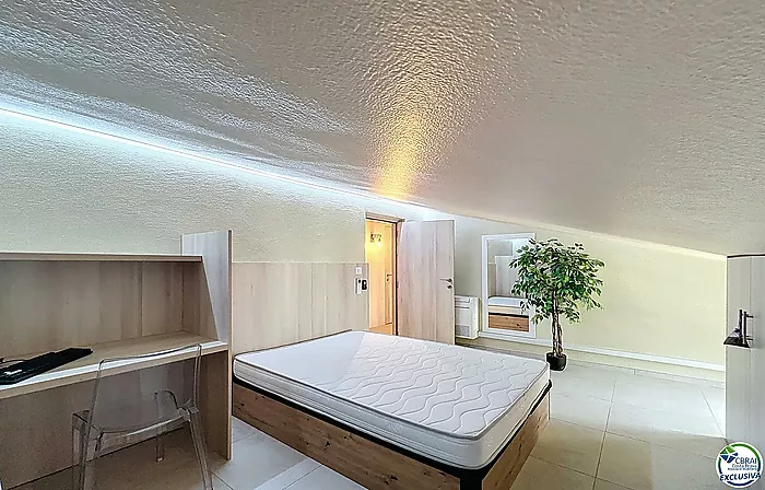 Casa renovada con 5 habitaciones y licencia turística en Empuriabrava, sector Peni.