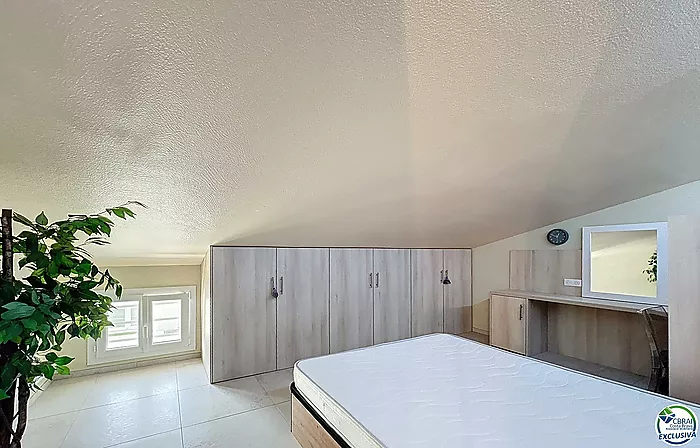 Casa renovada con 5 habitaciones y licencia turística en Empuriabrava, sector Peni.