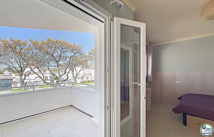 Casa renovada con 5 habitaciones y licencia turística en Empuriabrava, sector Peni.