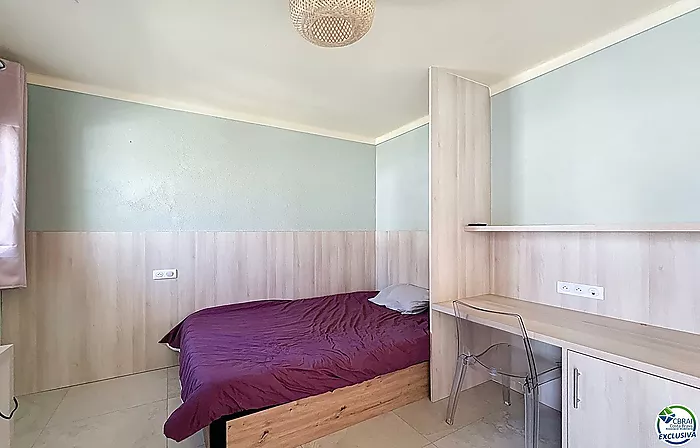 Casa renovada con 5 habitaciones y licencia turística en Empuriabrava, sector Peni.