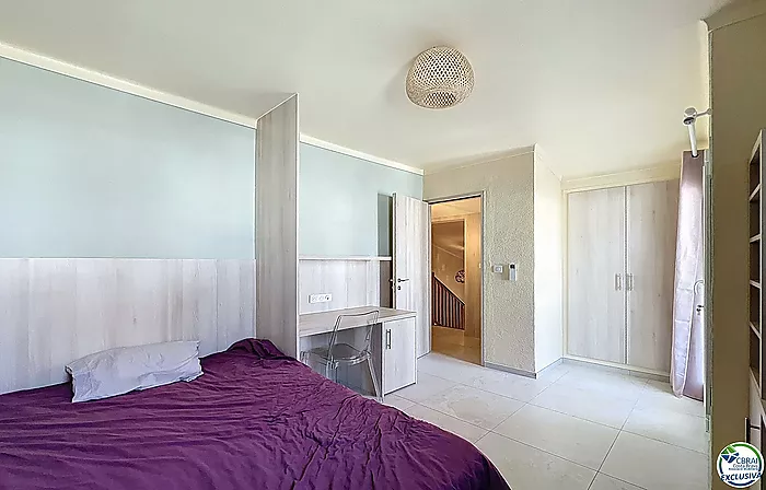 Casa renovada con 5 habitaciones y licencia turística en Empuriabrava, sector Peni.