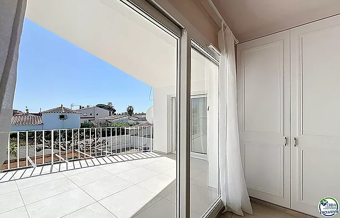 Casa renovada con 5 habitaciones y licencia turística en Empuriabrava, sector Peni.