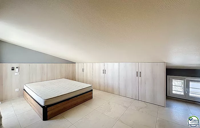 Casa renovada con 5 habitaciones y licencia turística en Empuriabrava, sector Peni.