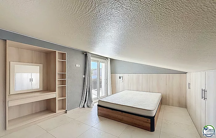 Casa renovada con 5 habitaciones y licencia turística en Empuriabrava, sector Peni.