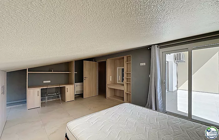 Casa renovada con 5 habitaciones y licencia turística en Empuriabrava, sector Peni.