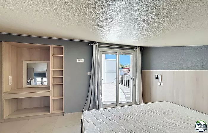 Casa renovada con 5 habitaciones y licencia turística en Empuriabrava, sector Peni.