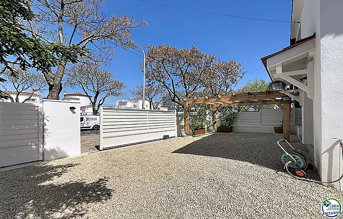 Casa renovada con 5 habitaciones y licencia turística en Empuriabrava, sector Peni.