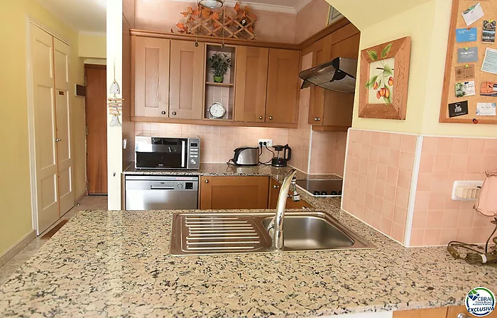 Apartamento con licencia turística en Santa Margarita, Roses, con terraza y piscinas comunitarias