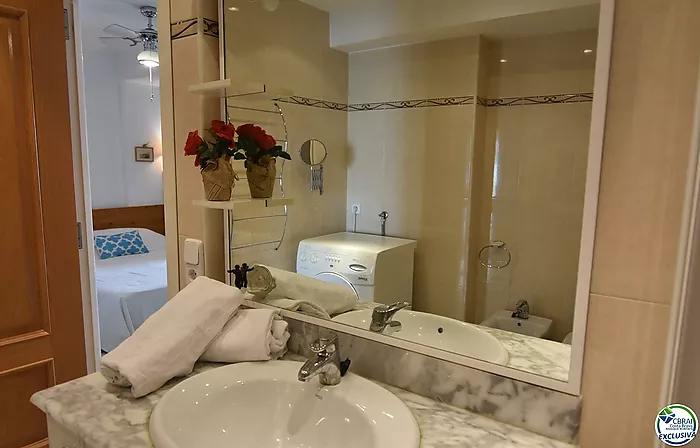 Apartamento con licencia turística en Santa Margarita, Roses, con terraza y piscinas comunitarias