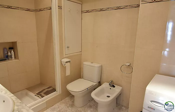 Apartamento con licencia turística en Santa Margarita, Roses, con terraza y piscinas comunitarias