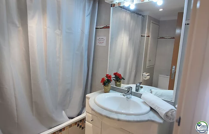 Apartamento con licencia turística en Santa Margarita, Roses, con terraza y piscinas comunitarias