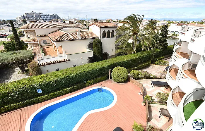 EMPURIABRAVA: Exclusivo complejo de seis casas con amarre en primera línea de mar en venta