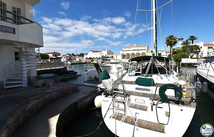EMPURIABRAVA: Exclusivo complejo de seis casas con amarre en primera línea de mar en venta