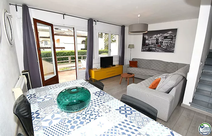 EMPURIABRAVA: Exclusivo complejo de seis casas con amarre en primera línea de mar en venta