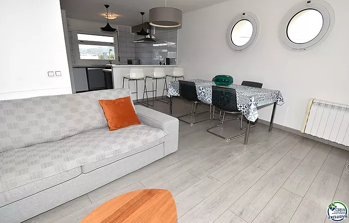 EMPURIABRAVA: Exclusivo complejo de seis casas con amarre en primera línea de mar en venta