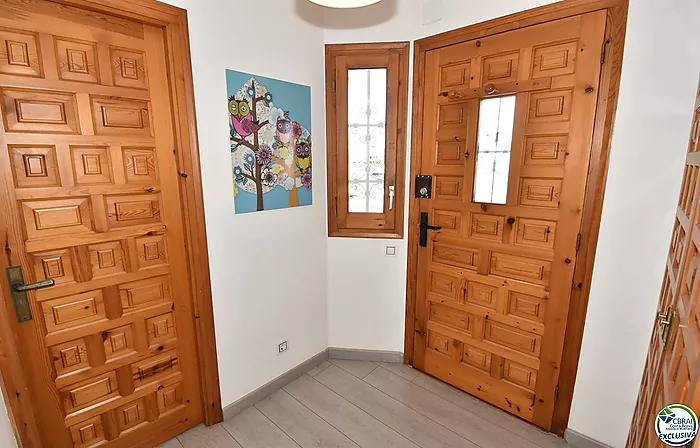 EMPURIABRAVA: Exclusivo complejo de seis casas con amarre en primera línea de mar en venta