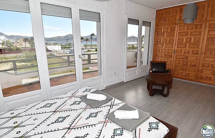 EMPURIABRAVA: Exclusivo complejo de seis casas con amarre en primera línea de mar en venta