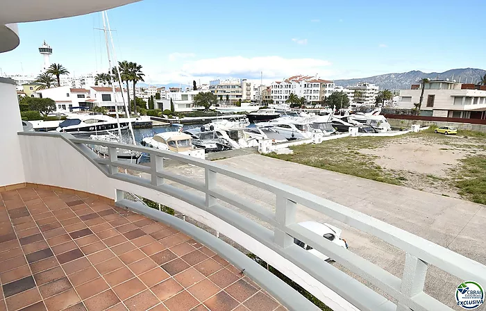 EMPURIABRAVA: Exclusivo complejo de seis casas con amarre en primera línea de mar en venta